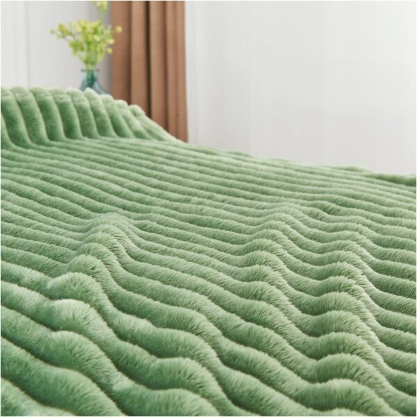 GREEN OSUM RIBBED THROW - Image 2