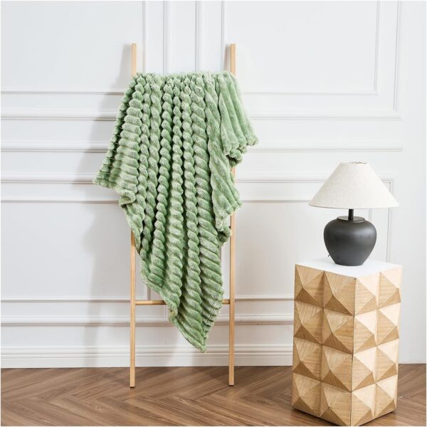 GREEN OSUM RIBBED THROW - Image 5